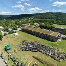 Luftbild: Blick auf die Teilnehmer von oben über das Campusgelände hinweg