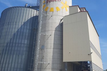 Blick auf ein Pelletsilo auf dem Werksgelände
