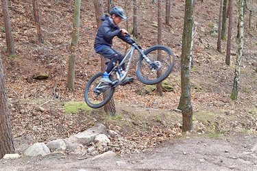 Mountainbiker springt auf einem Trail