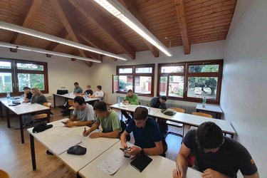 Studierende im Klassenraum