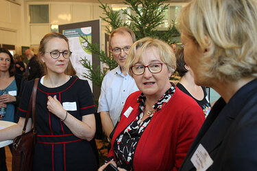 Ministerin Theresia Bauer (MWK BW) im Gespräch mit Projektbeteiligten