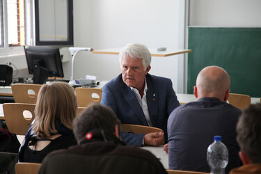 Georg Schirmbeck, Präsident des Deutschen Forstwirtschaftsrates (DFWR), im Gespräch mit Studierenden und Mitarbeitern