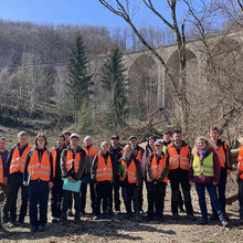 Gruppenfoto mit den Exkursionsteilnehmern vor der Autobahnbrücke in der Amtalklinge 