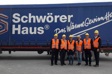 Gruppenfoto vor einem LKW