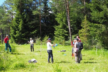 Studierende mit Maßbändern und Fluchtstäben