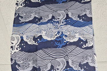 Japanische Tücher mit botanischen Motiven bedruckt, wie sie im forstlichen Arbeitsbereich gerne bei hochsommerlichen Temperaturen verwendet werden. 