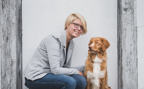 Portrait: Tanja Germann mit einem Hund