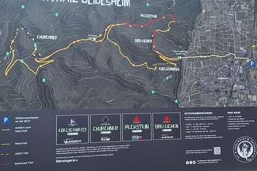Informationstafel des Mountainbike-Trails