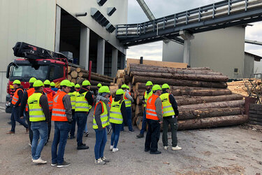 Studierende bei einem holzverarbeitenden Betrieb