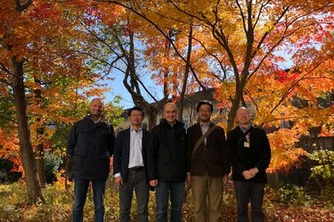 Gruppenfoto mit Teilnehmern im Wald