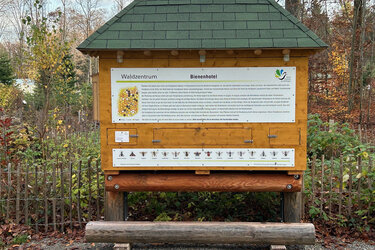 Blick auf das neue Bienenhotel im Waldzentrum Sindelfingen
