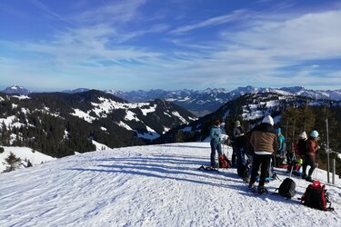 Die Exkursionsgruppe beim Schneeschuhwandern (Riedberger Horn Sattel)