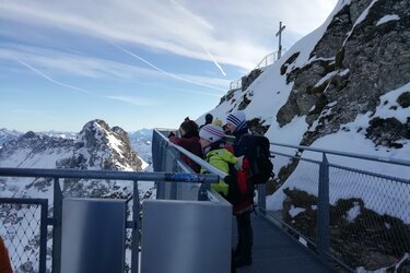 Exkursionsteilnehmer auf dem Skywalk Nebelhorn