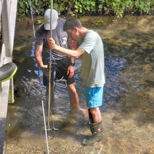 Studierende führen Messungen im Wasser durch