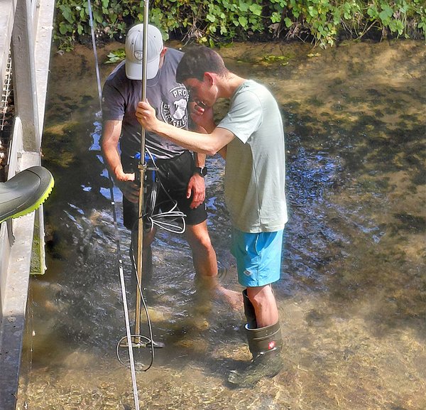 Studierende führen Messungen im Wasser durch