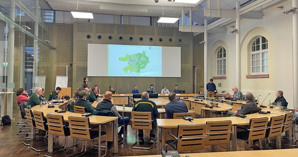 Blick in den Sitzungssaal des Rathaus Heidelberg. Im Rahmen eines Kolloquiums präsentieren die Studierenden die Ergebnisse ihrer mehrmonatigen Forschungsarbeit
