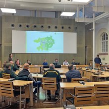 Blick in den Sitzungssaal des Rathaus Heidelberg. Im Rahmen eines Kolloquiums präsentieren die Studierenden die Ergebnisse ihrer mehrmonatigen Forschungsarbeit 
