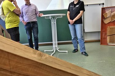 Eine Professor unterhält sich mit einem Besucher