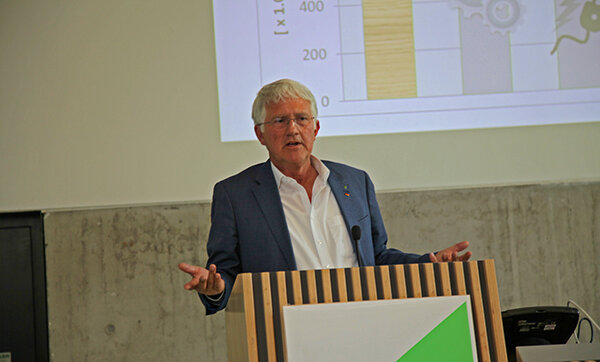 Georg Schirmbeck, Präsident des Deutschen Forstwirtschaftsrates (DFWR), im Gespräch mit Studierenden und Mitarbeitern