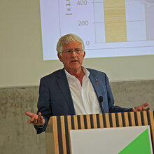 Georg Schirmbeck, Präsident des Deutschen Forstwirtschaftsrates (DFWR), im Gespräch mit Studierenden und Mitarbeitern