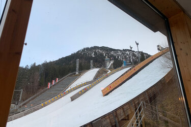 Blick auf eine Ski-Sprungschanze im Winter