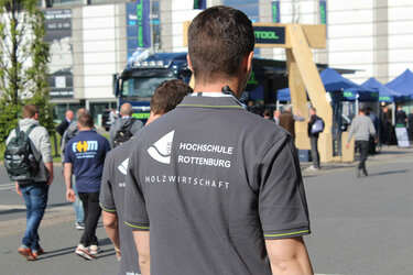 Foto von einem Studierenden von hinten. Auf dem T-Shirt steht: Hochschule Rottenburg - Holzwirtschaft