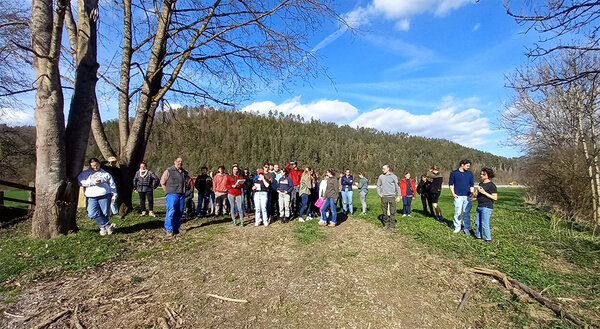 Ein Gruppe Studierender im Neckartal