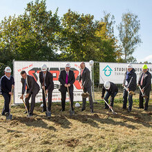 Herbert Stotz, Geschäftsführer der Stotz Bau GmbH & Co. KG, Stephan Neher, Oberbürgermeister der Stadt Rottenburg, Martin Filip, Vermögen und Bau Baden-Württemberg – Amt Tübingen, Oliver Schill, Geschäftsführer des Studierendenwerks Tübingen-Hohenheim, Thomas Weigel, Bürgermeister der Stadt Rottenburg, Dietmar Topka, Abteilungsleiter Facility Management beim Studierendenwerk Tübingen-Hohenheim, Johannes Weippert, Hank + Hirth Freie Architekten, Prof. Dr. Dr. h.c. Bastian Kaiser, Rektor der Hochschule für Forstwirtschaft, Dr. Hans J. Reiter, Ministerialrat des Ministeriums für Wissenschaft, Forschung und Kunst Baden-Württemberg (v.l.n.r.)