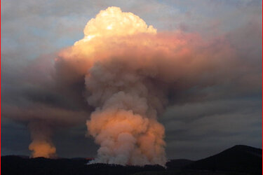Rauchwolke eines Waldbrands in Australien