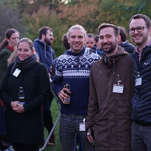 Gruppenfoto mit gut gelaunten Gästen im Arboretum der Hochschule Rottenburg