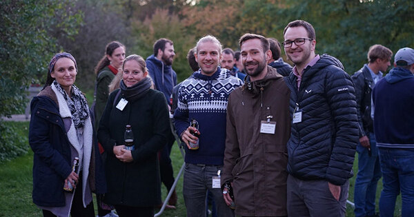 Gruppenfoto mit gut gelaunten Gästen im Arboretum der Hochschule Rottenburg