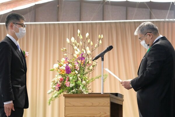 Arichika OHARA bei der Verleihung des „Rektorenpreises“ durch den Rektor der Akademie, Prof. Dr. Shiro WAKUI