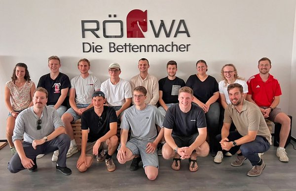 Gruppenfoto mit den Studierenden am Firmensitz