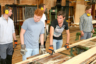 Studierende im Lehrsägewerk bei der Arbeit