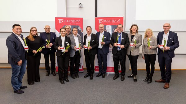 © Stefi Moss Fotografie. Auf dem Gruppenfoto des Rektorenpodiums sind die folgenden Personen von links nach rechts abgebildet: Prof. Dr. Seon-Su Kim (Moderator des Rektorenpodiums von der DHBW Mosbach), Antje Gramlich (MWK), Prof. Dr. Bastian Kaiser (Rektor der Hochschule für Forstwirtschaft Rottenburg), Prof. Dr. Martina Klärle (Präsidentin der DHBW), Prof. Dr. Katrin Hassenstein (Prorektorin der HdM Stuttgart), Prof. Dr. Andreas Frey (Rektor der HfWU Nürtingen-Geislingen), Prof. Dr. Ulrich Jautz (Rektor der Hochschule Pforzheim), Prof. Dr. Harald Riegel (Rektor der Hochschule Aalen), Prof. Dr. Joachim Beck (Rektor der Hochschule Kehl), Dr. Iris Rauskala (Rektorin der Hochschule für öffentliche Verwaltung und Finanzen Ludwigsburg), Prof. Sissi Closs (Projektleiterin Traumberuf Professorin Plus), Prof. Dr. Andreas Trahasch (Rektor der Hochschule Offenburg).