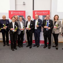 © Stefi Moss Fotografie. Auf dem Gruppenfoto des Rektorenpodiums sind die folgenden Personen von links nach rechts abgebildet: Prof. Dr. Seon-Su Kim (Moderator des Rektorenpodiums von der DHBW Mosbach), Antje Gramlich (MWK), Prof. Dr. Bastian Kaiser (Rektor der Hochschule für Forstwirtschaft Rottenburg), Prof. Dr. Martina Klärle (Präsidentin der DHBW), Prof. Dr. Katrin Hassenstein (Prorektorin der HdM Stuttgart), Prof. Dr. Andreas Frey (Rektor der HfWU Nürtingen-Geislingen), Prof. Dr. Ulrich Jautz (Rektor der Hochschule Pforzheim), Prof. Dr. Harald Riegel (Rektor der Hochschule Aalen), Prof. Dr. Joachim Beck (Rektor der Hochschule Kehl), Dr. Iris Rauskala (Rektorin der Hochschule für öffentliche Verwaltung und Finanzen Ludwigsburg), Prof. Sissi Closs (Projektleiterin Traumberuf Professorin Plus), Prof. Dr. Andreas Trahasch (Rektor der Hochschule Offenburg).