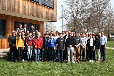 Gruppenfoto mit den Teilnehmenden vor dem Hochschulgebäude der Hochschule Rottenburg