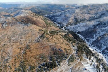 Blick auf die gerodeten Berghänge in den Fogarascher Alpen in den südlichen rumänischen Karpaten.