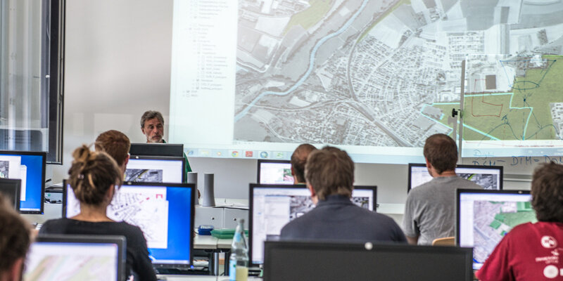 Vorlesung Geographische Informationssysteme (GIS). Studierende erstellen am PC digitale Karten.