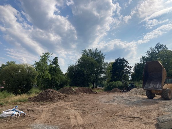 Baumaschine bei der Arbeit