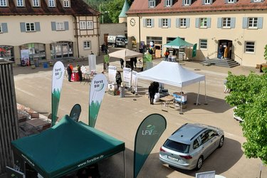 Stände des Arbeitgebertages im Innenhof der HFR