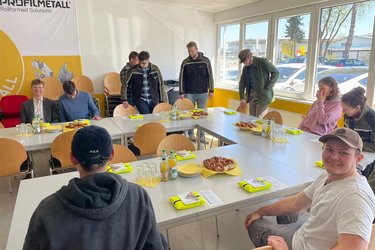 Studierende sitzen am Besprechungstisch