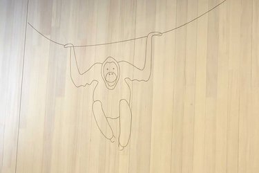 Eingravierter Orang-Utan an der Holzwand