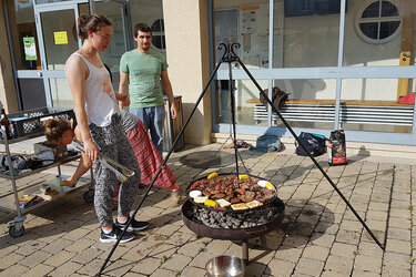 Studierende stehen am Schwenkgrill