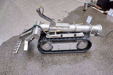 Roboter aus Stahl mit Raupenketten