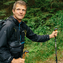 Der Waldwanderer Gerald Klamer steht im Wald und blickt in die Kamera