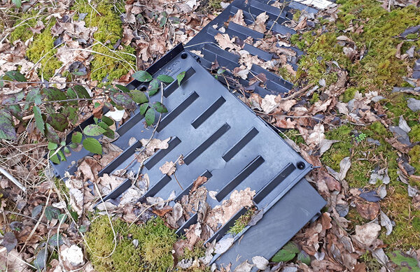 Borkenkäferfallen liegen als Plastikmüll auf dem Waldboden