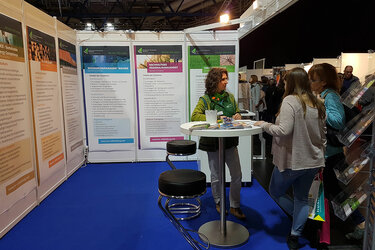 Beratungsgespräch am Messestand der Hochschule Rottenburg