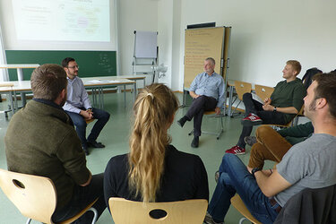 Studierende im Seminar zu den Themen Sozial kompetentes Verhandeln, Personalführung und Interne Kommunikation