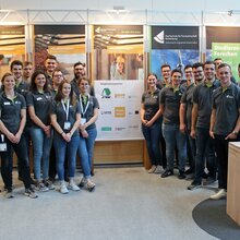 Gruppenfoto mit Studierenden vor dem Messestand der Hochschule Rottenburg